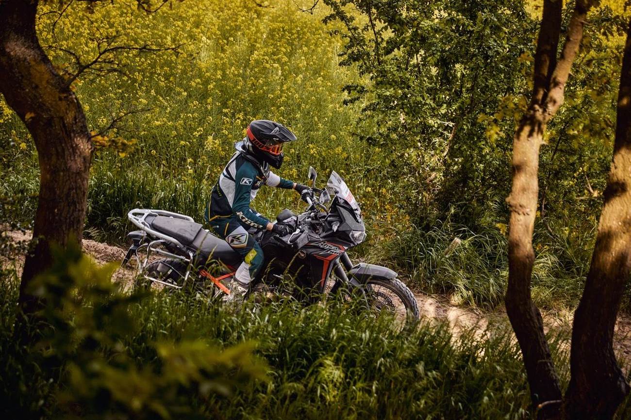 Hannah fährt Enduro durch ein Feld in Brandenburg
